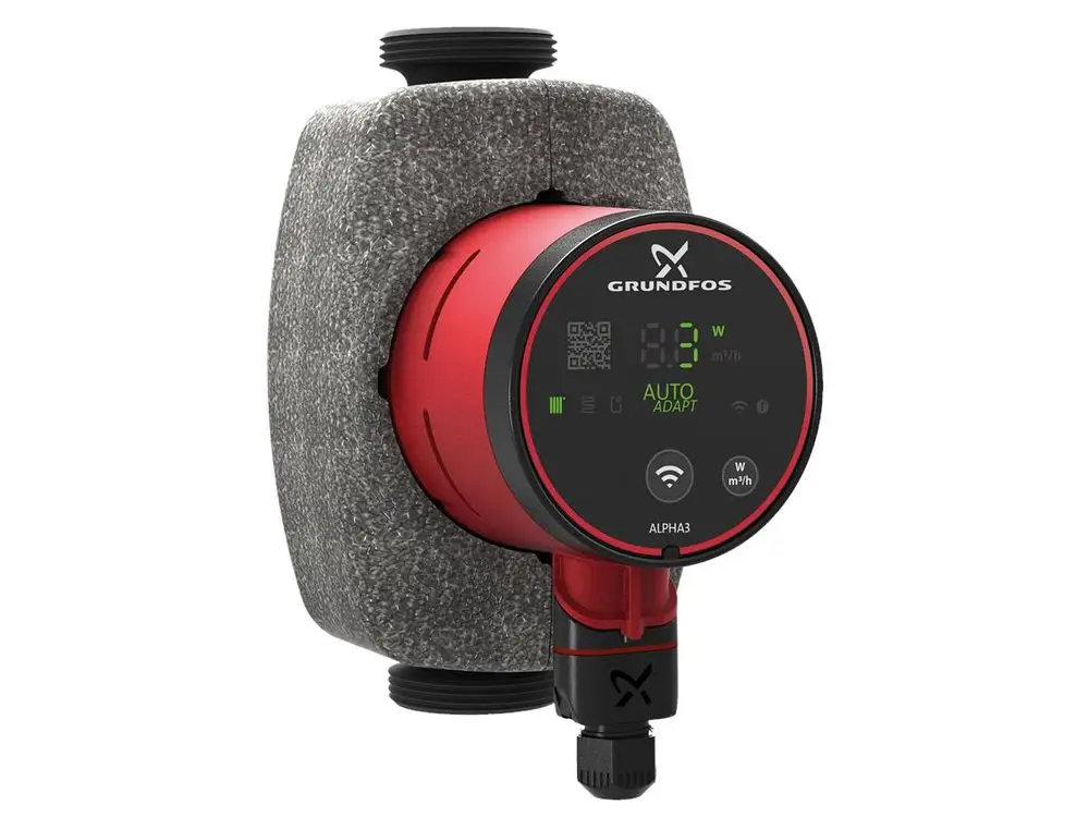 Grundfos Umwälzpumpe mit digitalem Steuerdisplay und WiFi-Funktion. Sie ist in einem grauen Isoliermantel untergebracht, mit sichtbaren Anschlussgewinden.